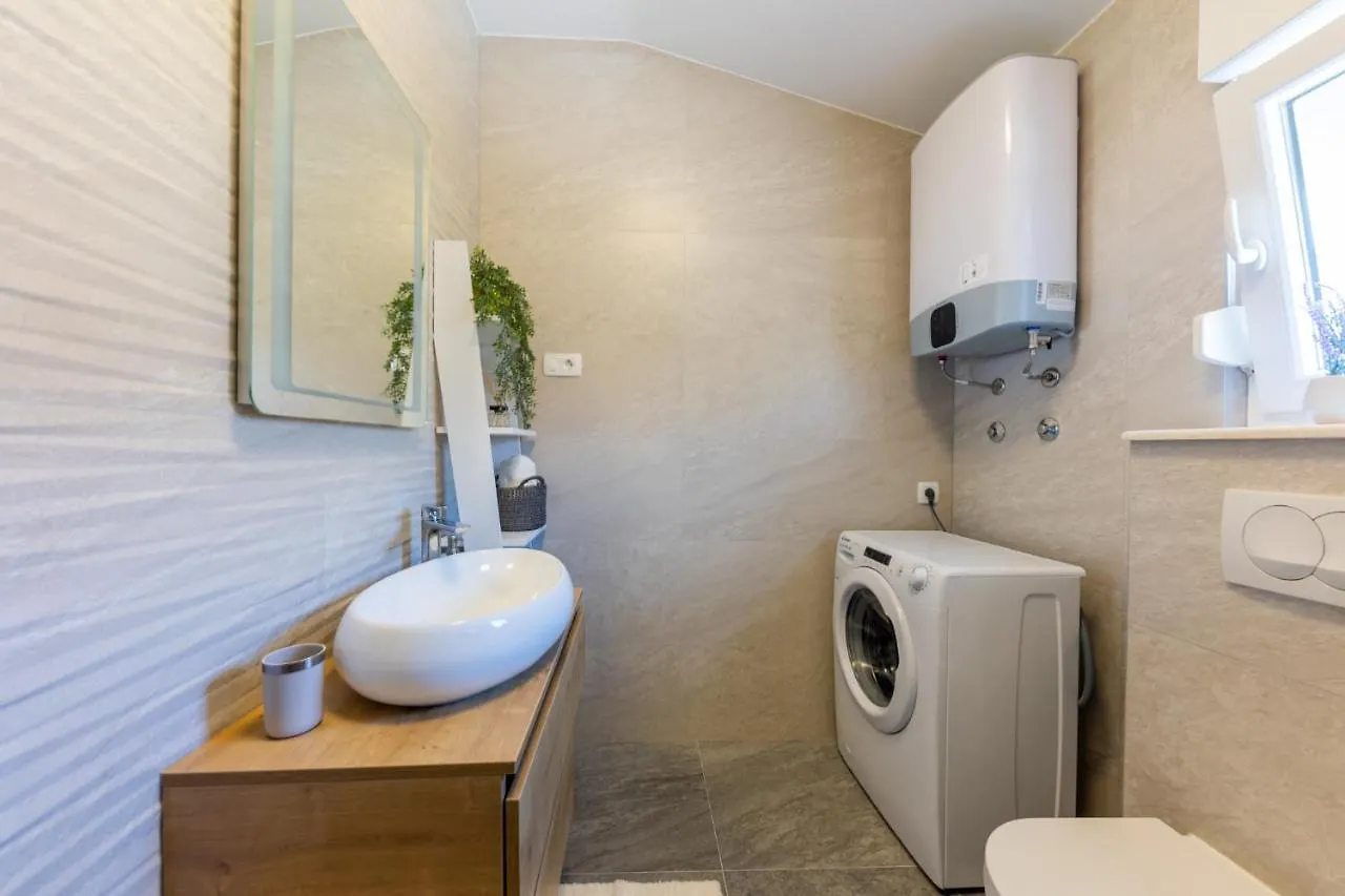 Apartman Sisters - Free Parking Traù 0*,  Croazia