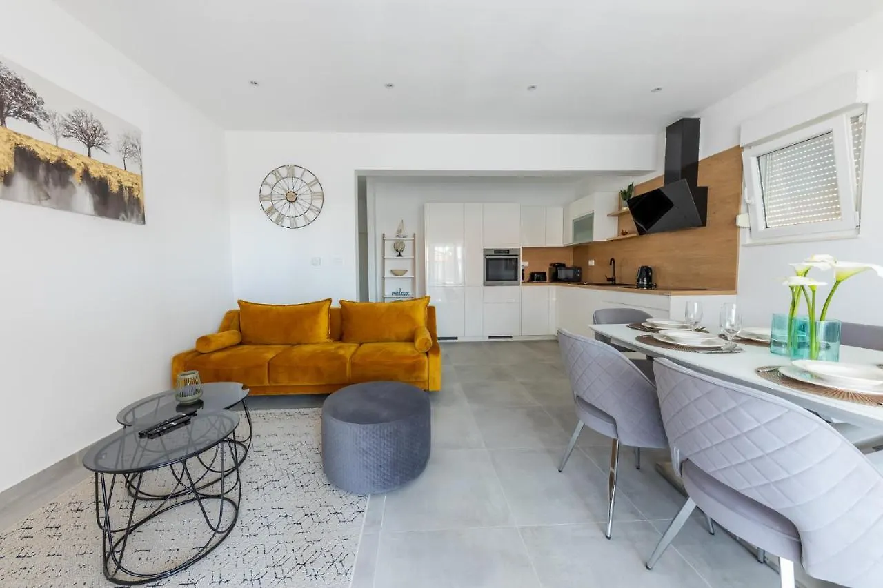 Apartman Sisters - Free Parking Trogir 0*,  Croatia